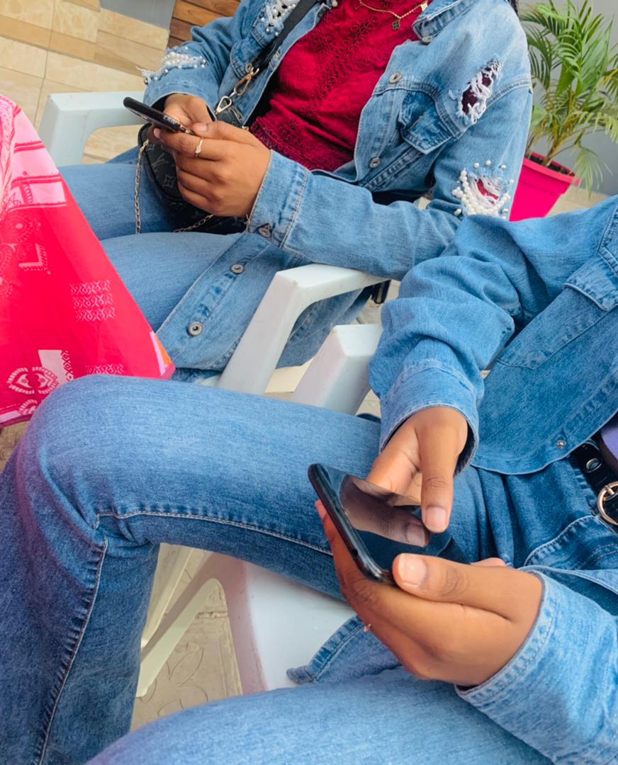 Kinshasa : Utilisation du téléphone par les adolescents