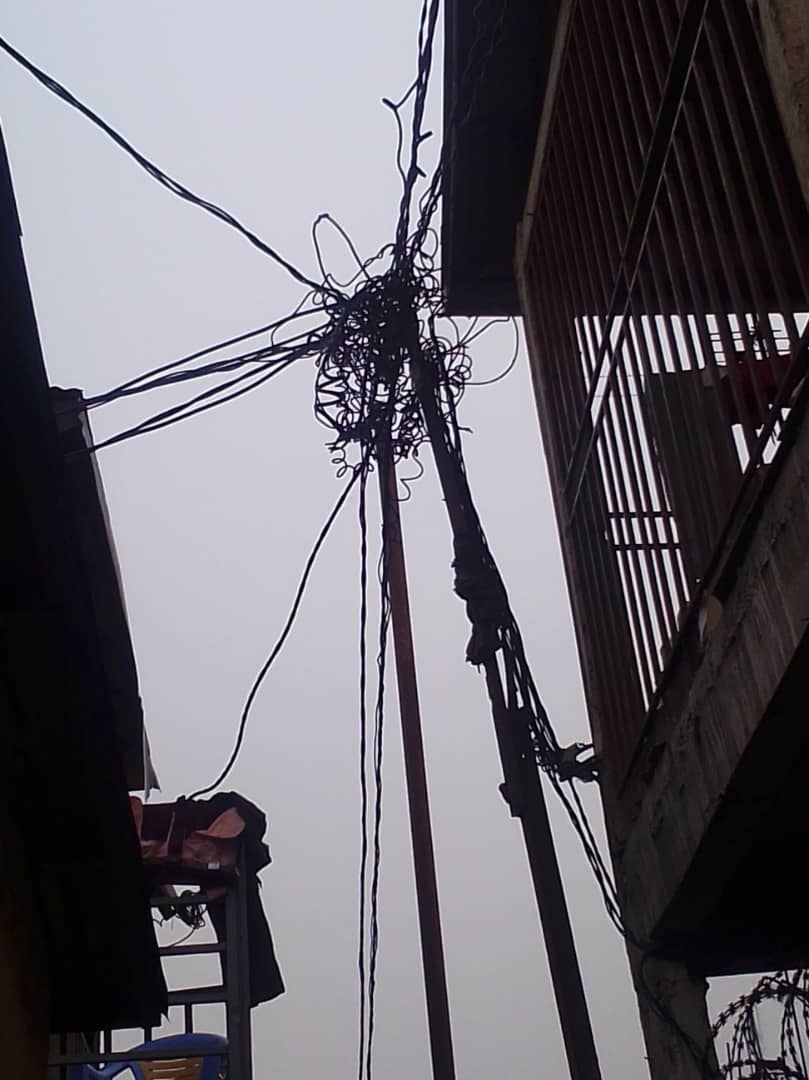 Kinshasa : Mauvaise Installation des câbles électriques (SNEL)