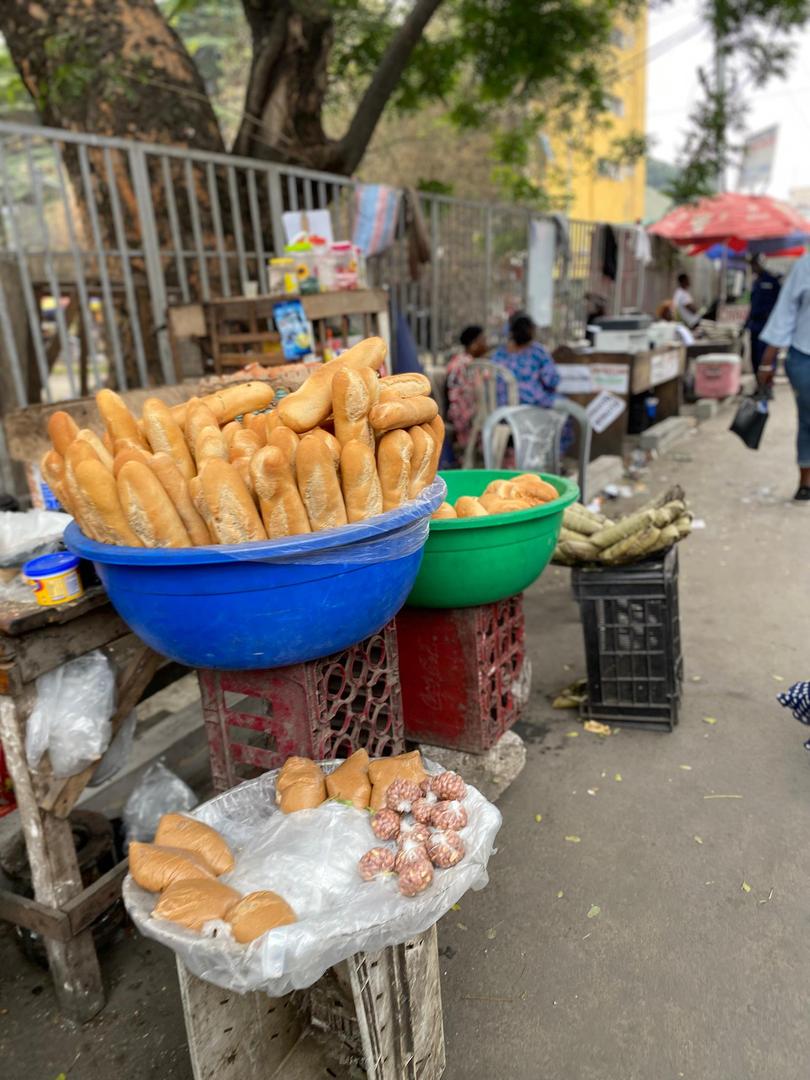 *Des conditions de travail précaire, les vendeuses de pain sont exposés à leurs propres sort, à Kinshasa, du matin au soir, chaque jour à la recherche des clients pour acheter leurs marchandises.   Installées sur les trottoirs, devant les marchés, etc. poussées par le besoin de survivre et de soutenir leurs familles, ces femmes travaillent sans protection, sont exposées aux intempéries, à l’insécurité et dans des conditions d’hygiène très limitées.