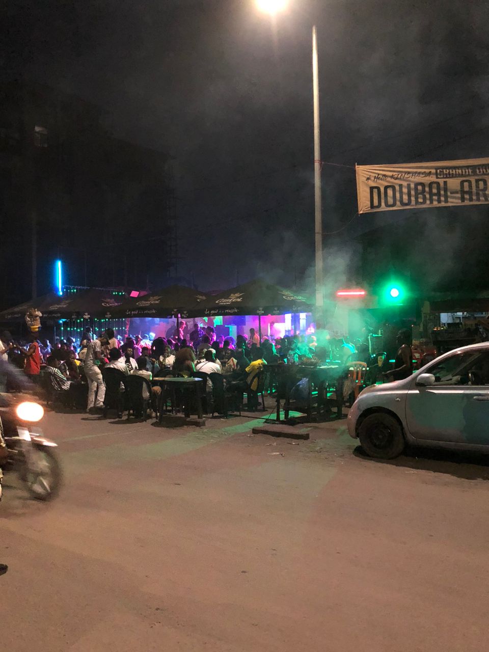*Les habitants de la commune de Ngiri-Ngiri, se plaignent de la nuisance sonore, causée, chaque jour par les responsables  des débit de boissons, (bars et terrasses) installés en pleines rues de cette Commune. Parfois, allant jusqu’au delà de 22h, le volume élevé de la musique empêche les enfants comme les adultes à dormir et dérange la tranquillité des paisibles citoyens. Plusieurs habitants réclament l’intervention des autorités compétentes pour faire respecter le silence dans les quartiers résidentiels, en semaine comme le week-end, selon la loi en vigueur.